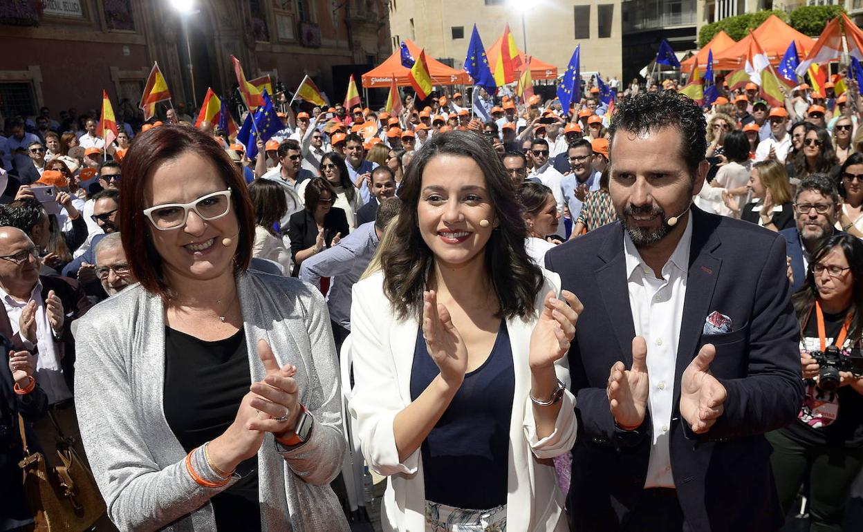Franco, Arrimadas y Gómez, en un acto de campaña en 2019 en la plaza Belluga de Murcia.