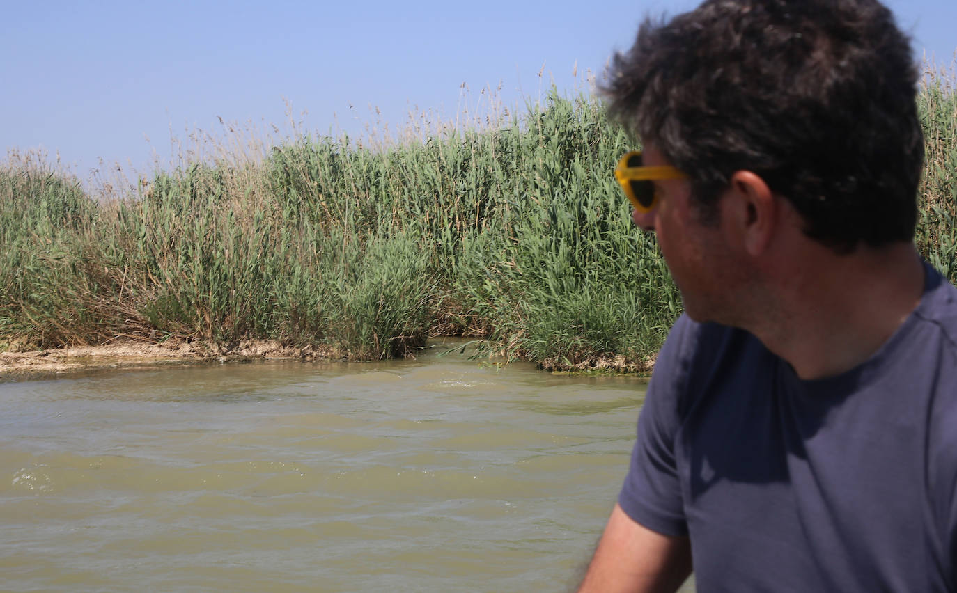 El periodista Miguel Ángel Ruiz en la desembocadura de la rambla del Albujón. 