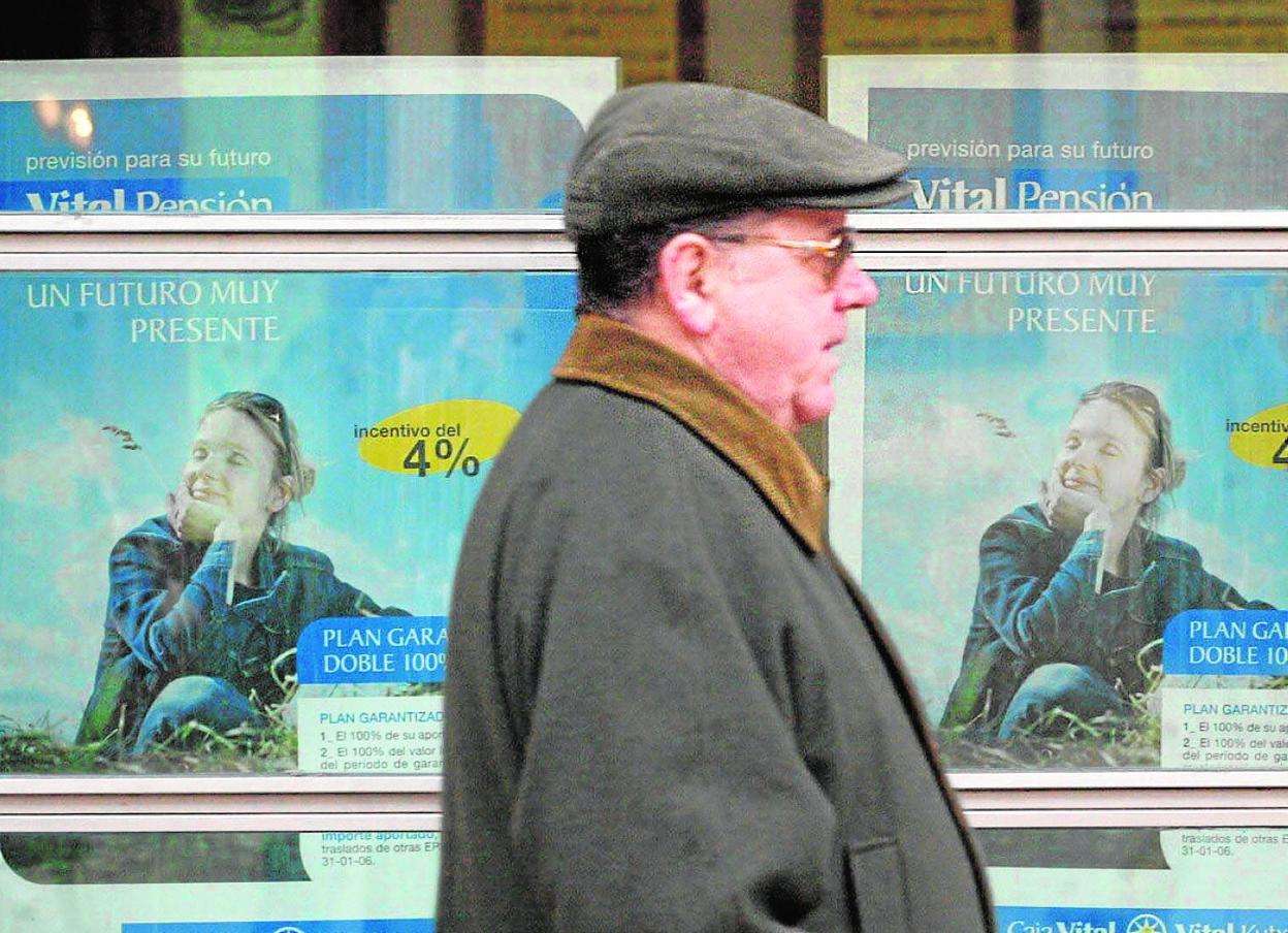Anuncios de planes de pensiones, en una imagen de archivo. 