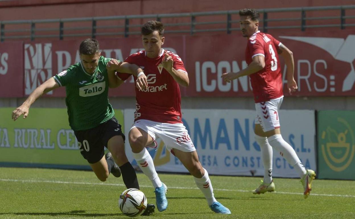 Pablo Haro le roba el esférico a Herrera.