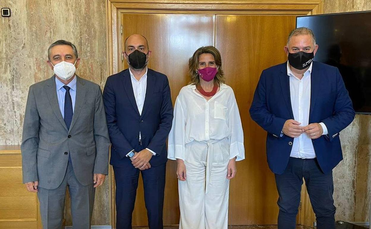 La ministra Ribera y los directivos de Scrats Fernando Rubio, Javier Berenguer y Lucas Jiménez, en junio de 2021.