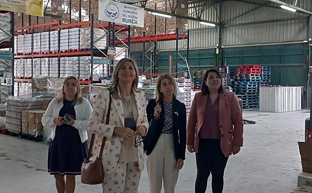 La delegada de Fundación 'la Caixa' en Murcia, Lourdes Toribio; la directora territorial de CaixaBank en la Región, Olga García; la responsable de Acción Social de CaixaBank, Rosa Santacruz, y la técnico de Acción Social de CaixaBank, Alicia Medina, visitan el Banco de Alimentos del Segura. 