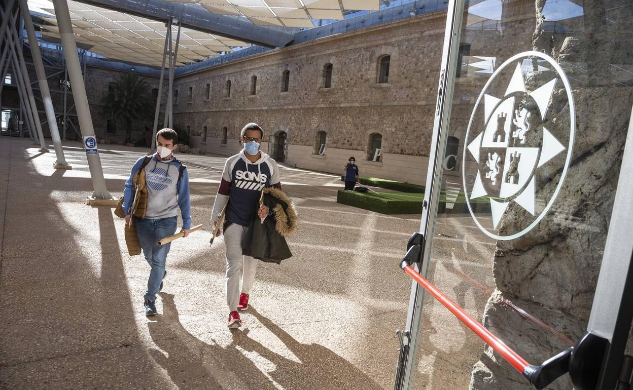 Universitarios en el campus de la UPCT en una imagen de archivo. 