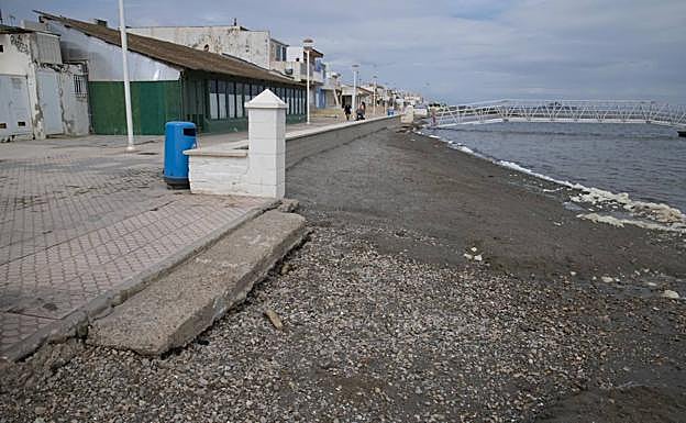 Bajada desde el paseo marítimo a la playa de Los Nietos. 