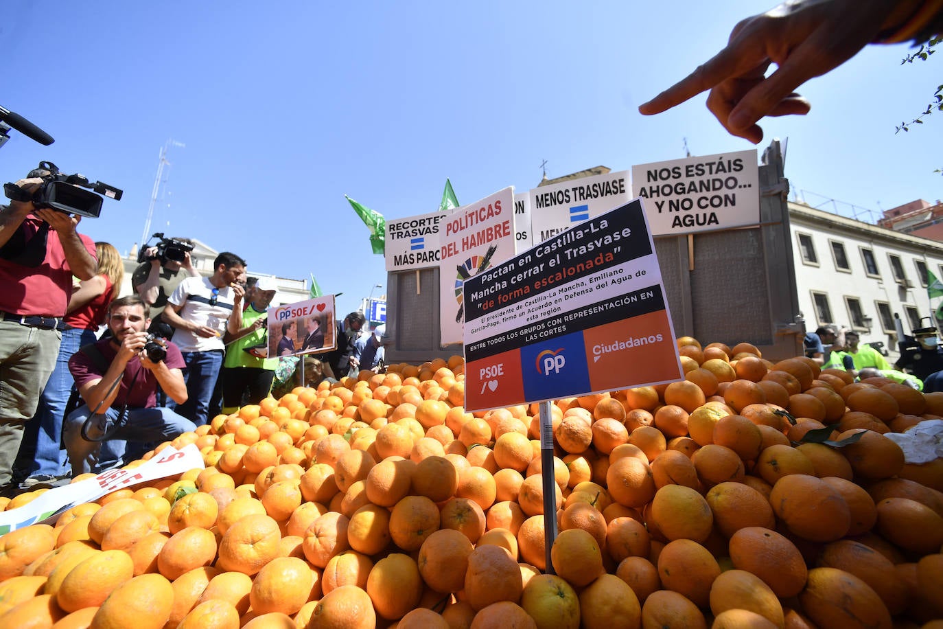 Fotos: Manifestación de los regantes del Trasvase en Alicante, este martes 17 de mayo