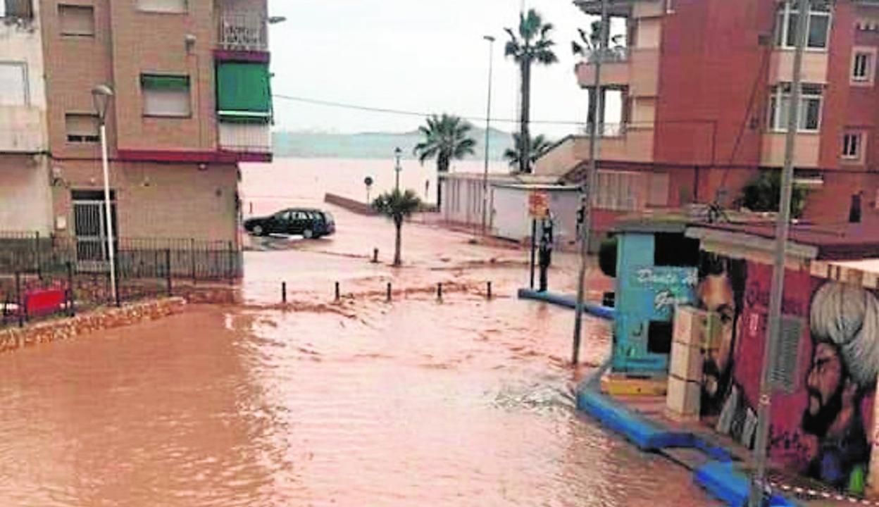Plaza de las Pescaderías de Los Alcázares, donde desemboca la rambla de La Maraña. 