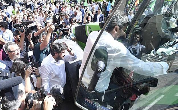 Los dirigentes populares Carlos Mazón y Fernando López Miras se suben a un tractor en la manifestación de este martes. 