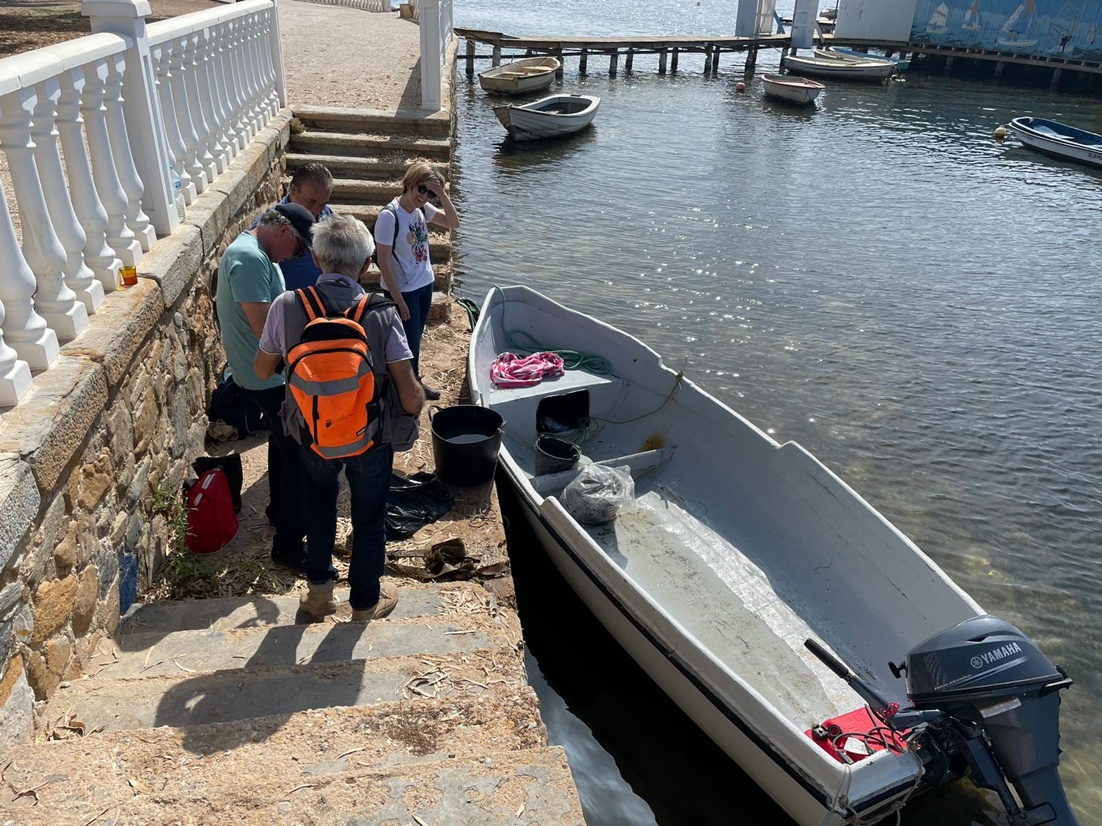 Un agente medioambiental junto a otro de la Guardia Civil, este miércoles, en Santiago de la Ribera.