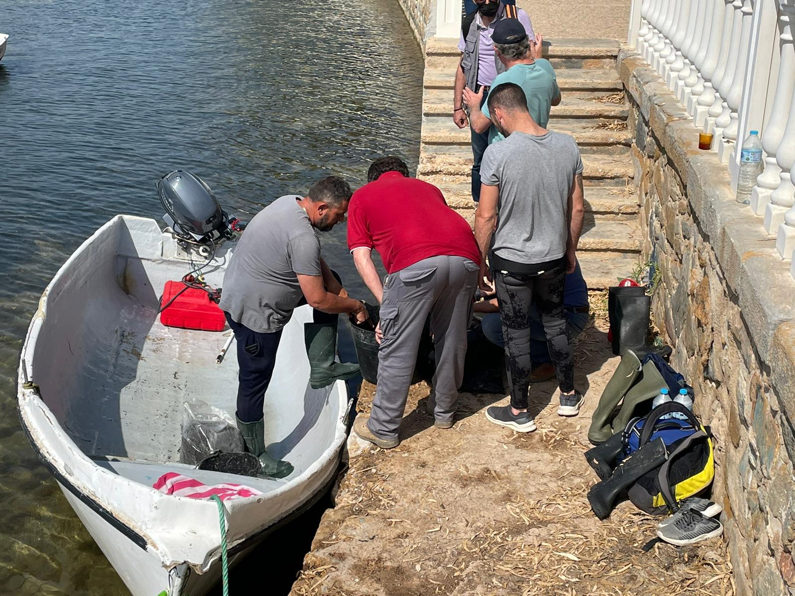 Un agente medioambiental junto a otro de la Guardia Civil, este miércoles, en Santiago de la Ribera.