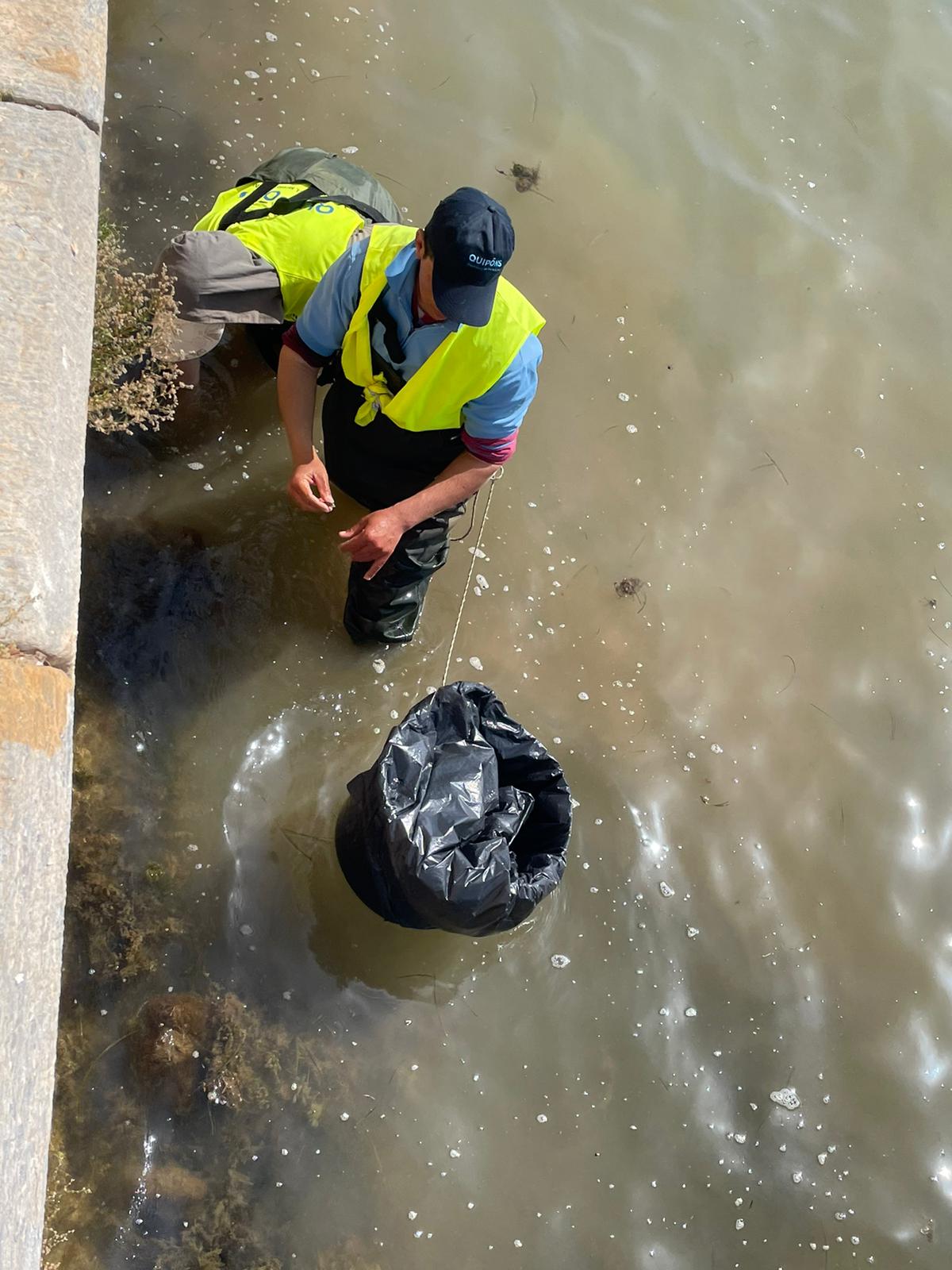 Un agente medioambiental junto a otro de la Guardia Civil, este miércoles, en Santiago de la Ribera.