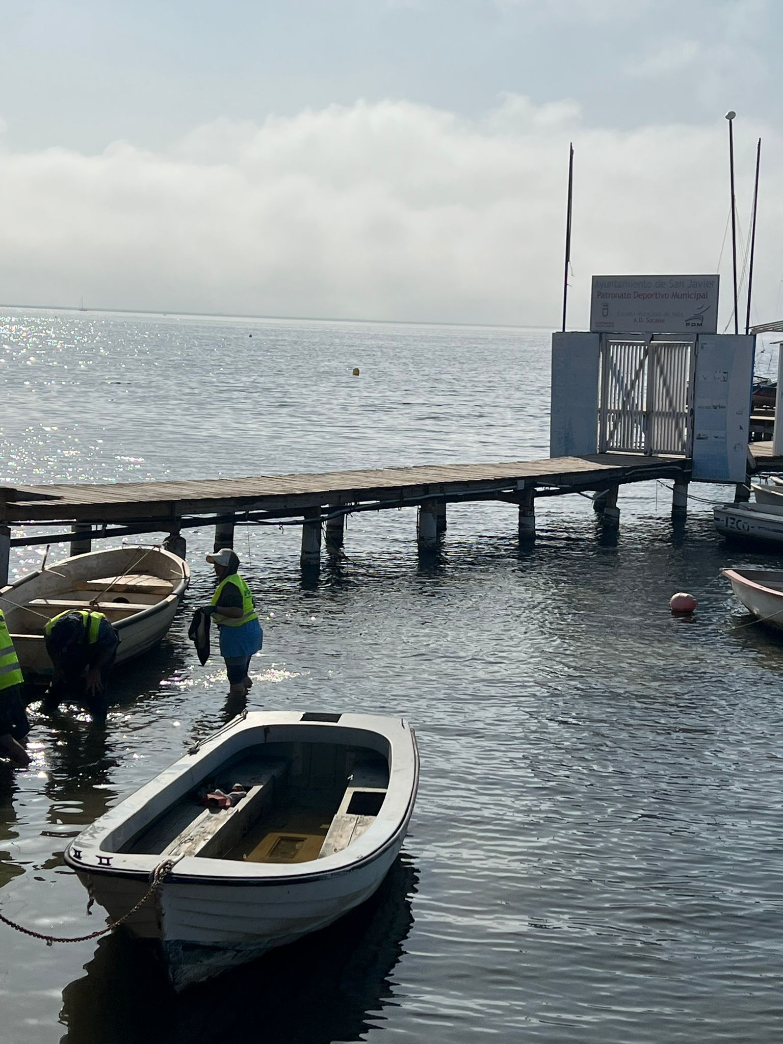 Un agente medioambiental junto a otro de la Guardia Civil, este miércoles, en Santiago de la Ribera.