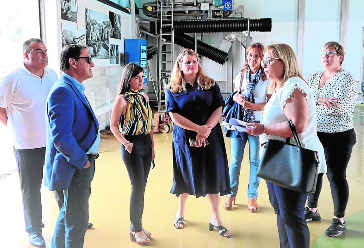 Autoridades y representantes de la cofradía, en el puerto. 