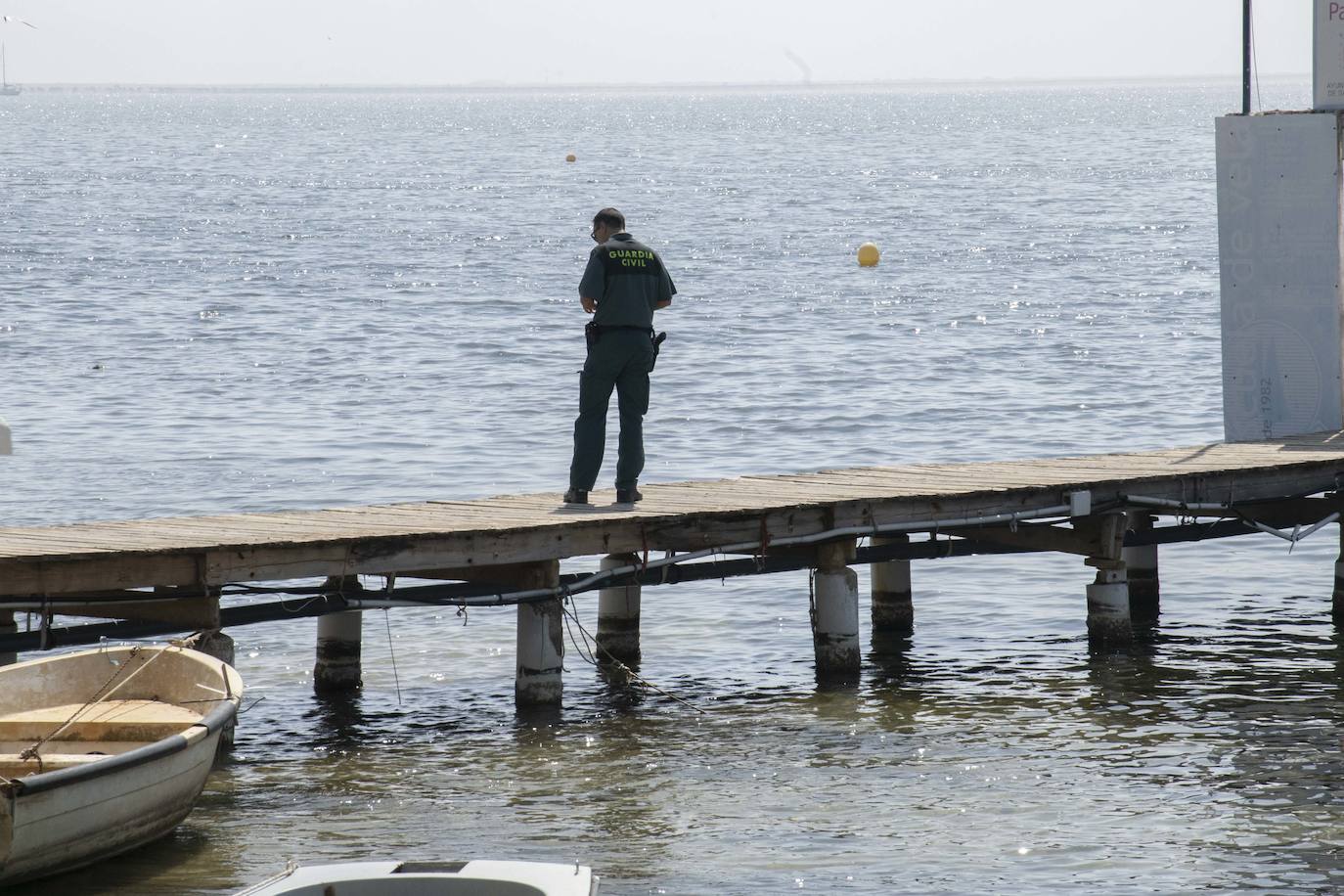 Un agente medioambiental junto a otro de la Guardia Civil, este miércoles, en Santiago de la Ribera.