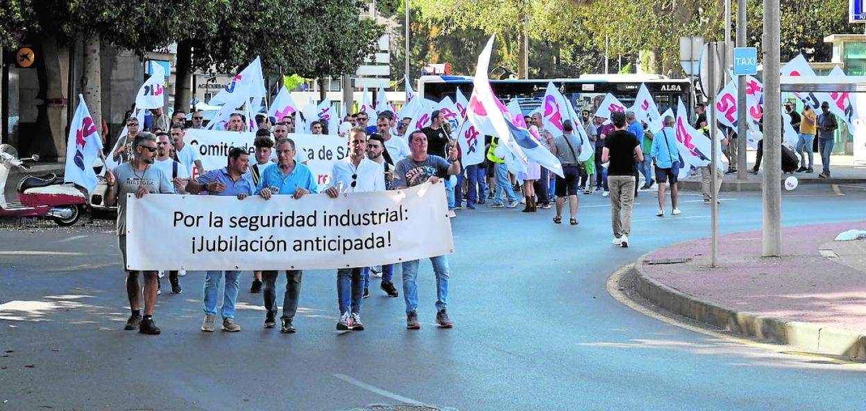 La manifestación, ayer, a su paso por la Plaza de España. 