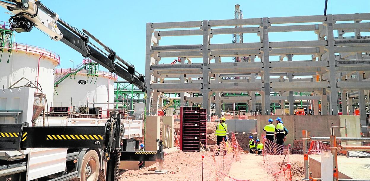 Un grupo de obreros, trabajado en la estructura de una de las unidades de producción de la planta de biocombustibles de Repsol en Escombreras. 