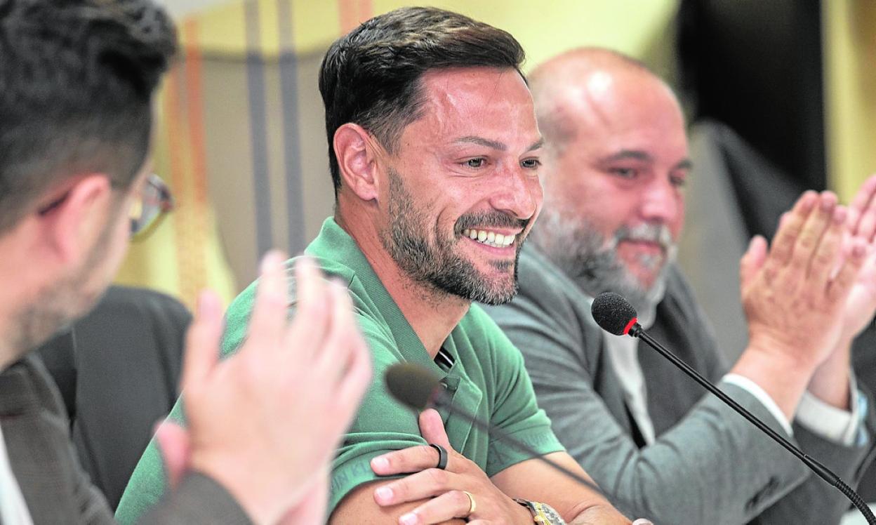 De la Bella, junto a Belmonte y Breis, sonríe en su rueda de prensa de despedida. 