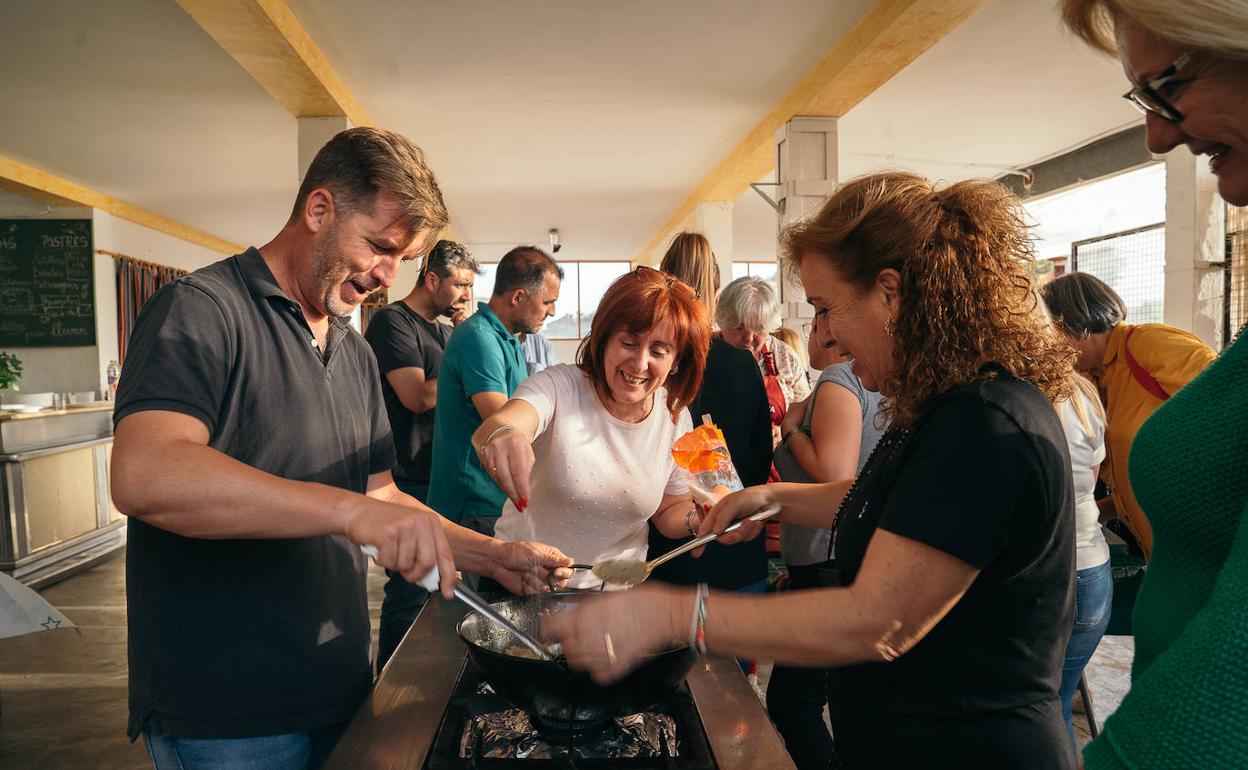 Participantes en una de las actividades prácticas de las jornadas, guiada por Natividad Aznar. 