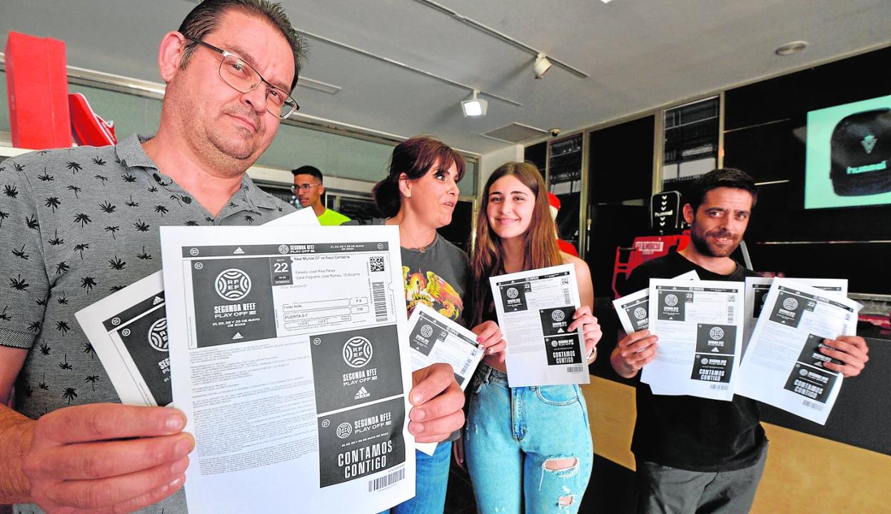 Seguidores del Real Murcia muestran las entradas para el partido del 'playoff' de ascenso del domingo contra el Rayo Cantabria. 