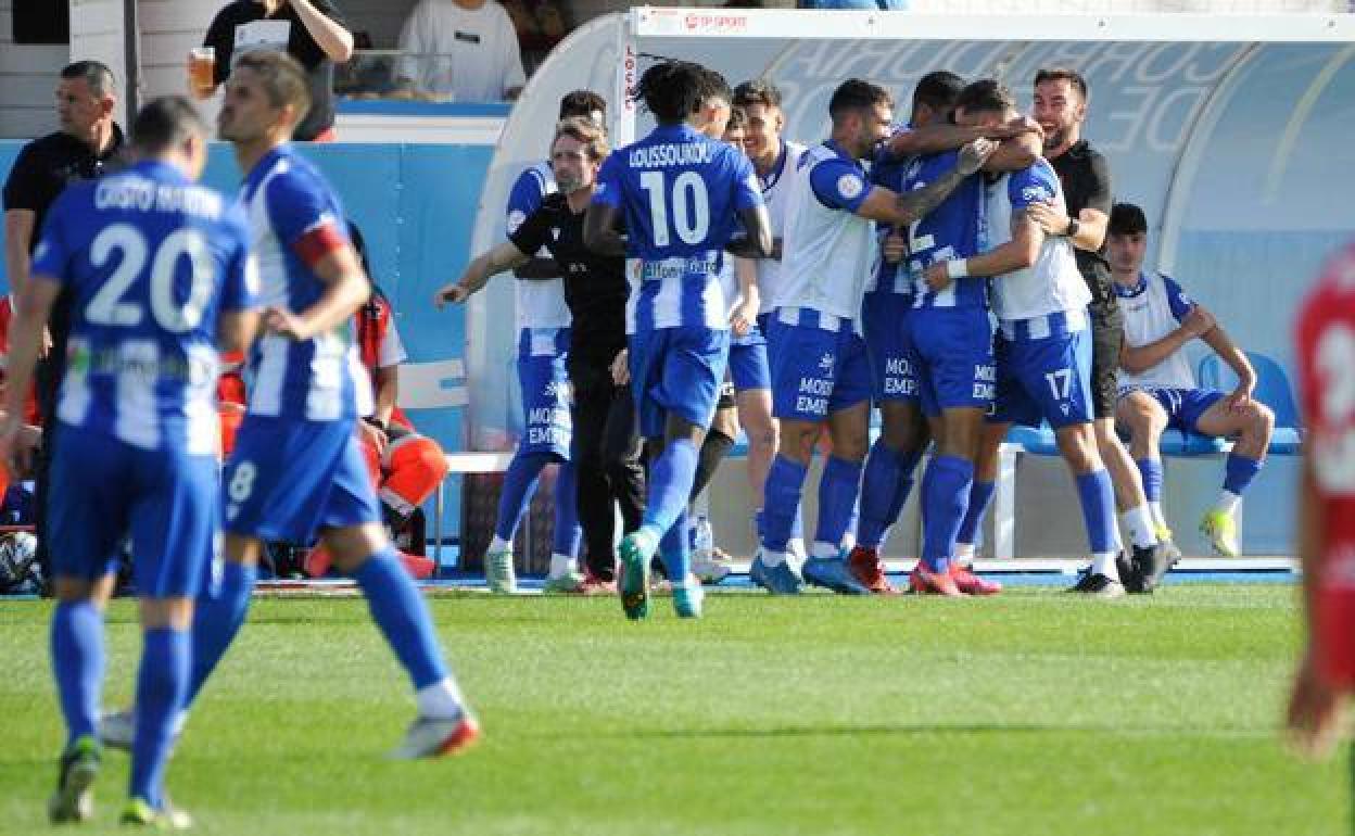 Los jugadores del Águilas celebran un gol durante un partido de esta temporada. 