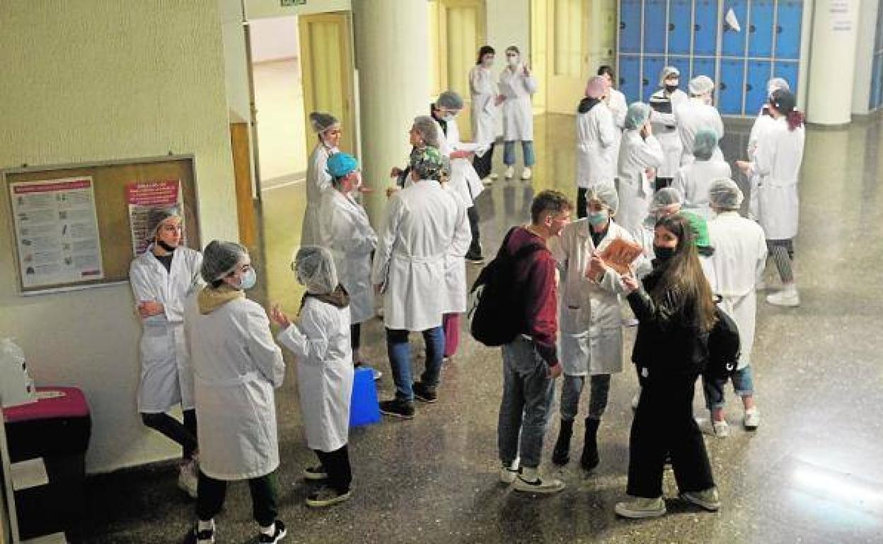 Alumnos de la Facultad de Medicina de la UMU, antes de entrar a unas prácticas, en una imagen de archivo.