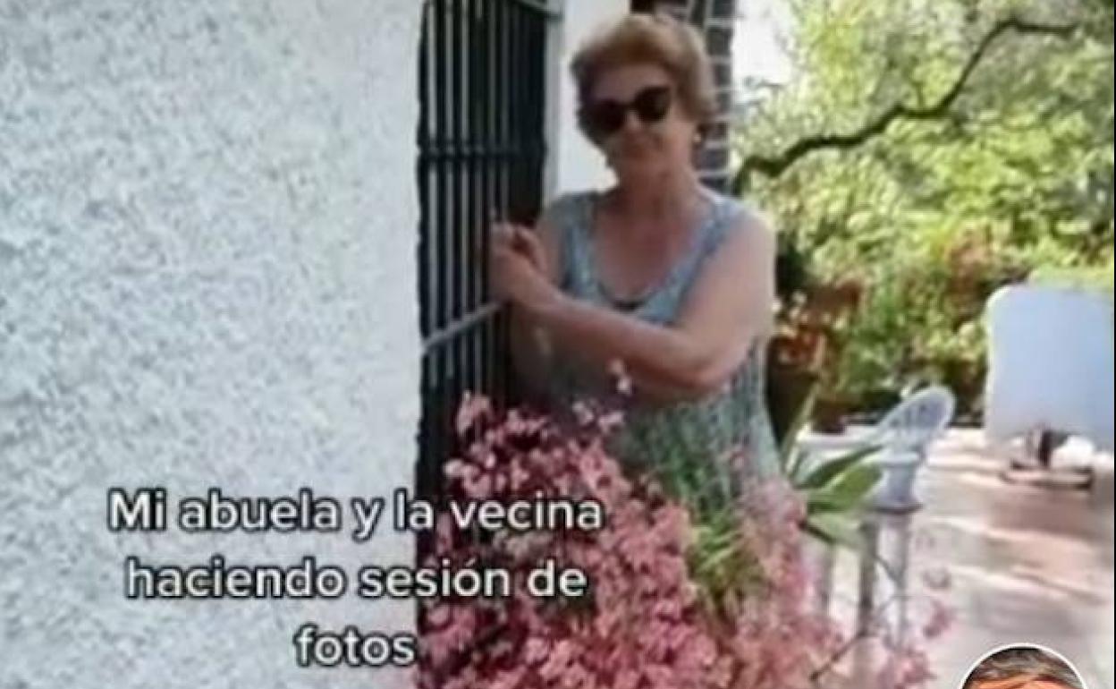 La abuela posando en el patio de casa en una sesión de fotos que se ha viralizado en redes sociales.