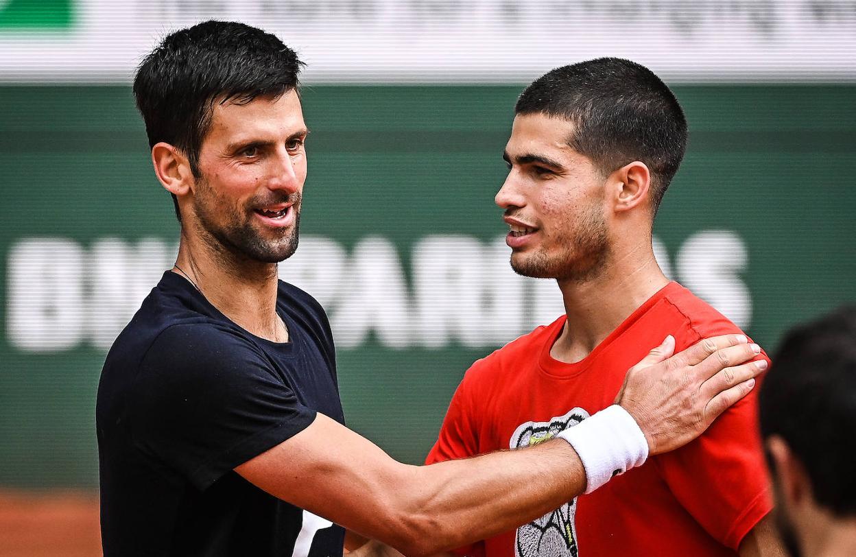 Djokovic y Alcaraz se saludan antes de compartir entrenamiento, ayer en París.