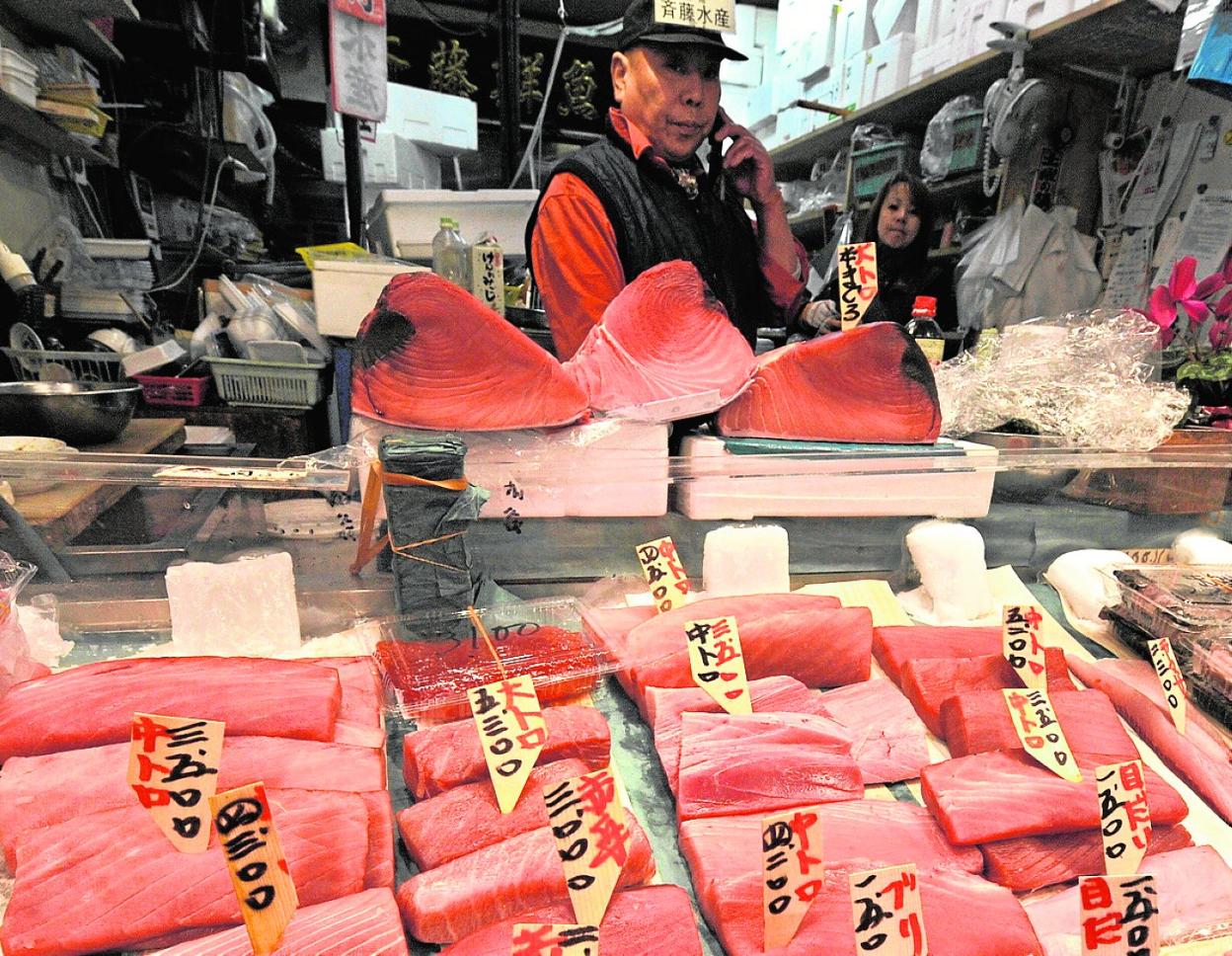 Un puesto del mercado mayorista de Tsukiji expone atún, uno de los productos murcianos más comprados. 