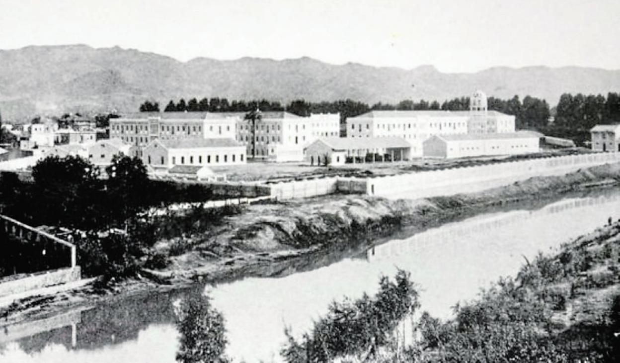 Flamante. EL Cuartel de Artillería de la calle Cartagena, con el depósito que acaba de restaurarse, en una fotografía tomada desde el otro lado del cauce del río Segura.