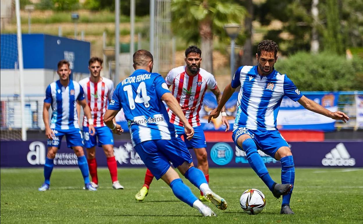 Quim Araujo controla un balón en una jugada del partido ante el Don Benito.