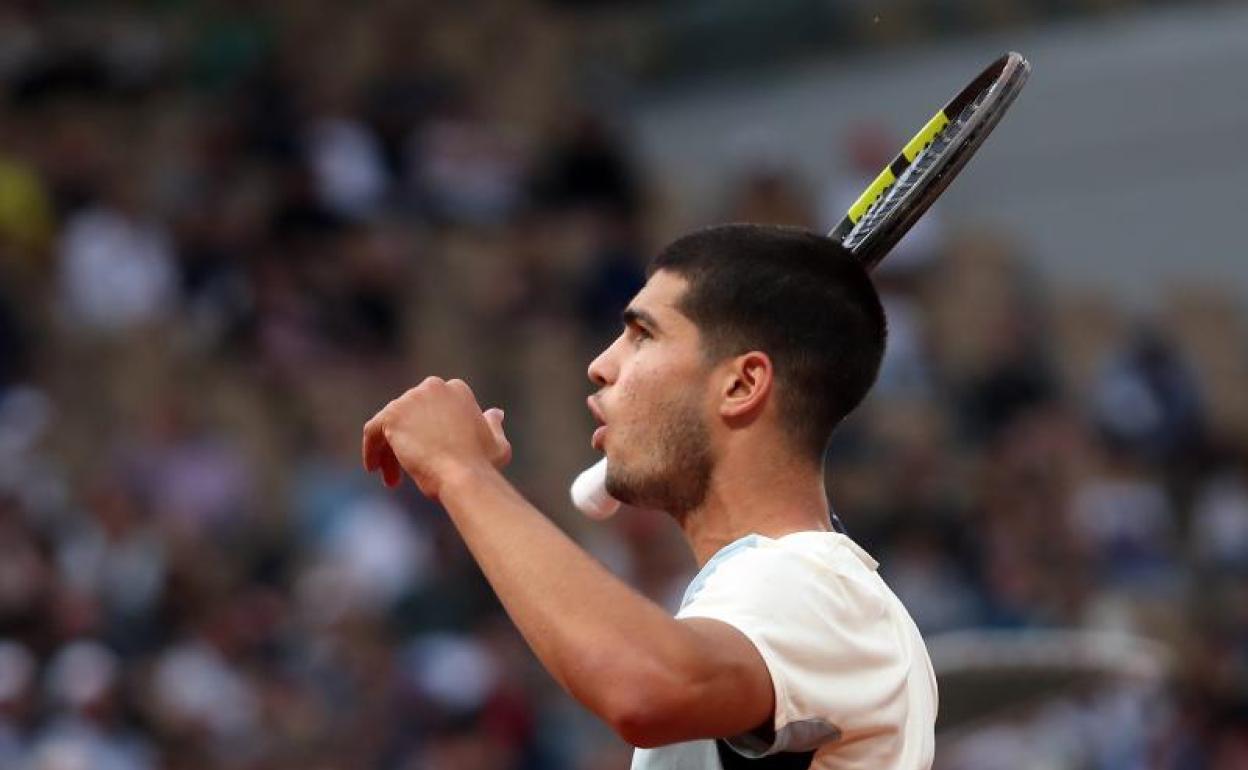 Carlos Alcaraz celebra un punto ante su primer rival en Roland Garros 2022. 