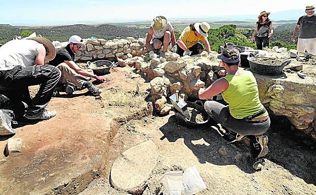El equipo científico de la Universidad Autónoma de Barcelona (UAB) recupera el material y subsana los destrozos de los toperos en los 70 y 80 del s. XX.
