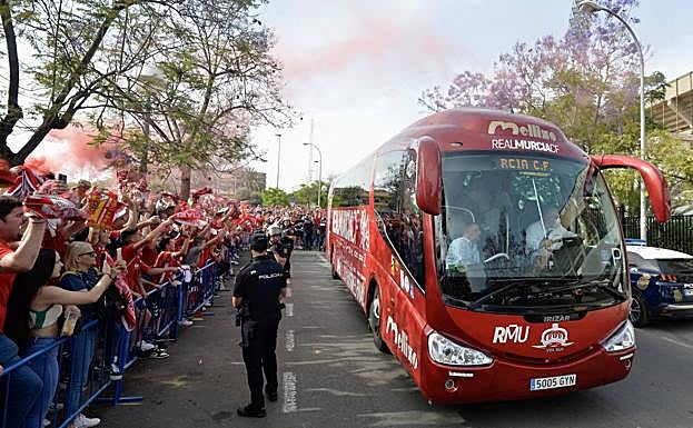 Llegada del autobús del Real Murcia al Rico Pérez de Alicante.
