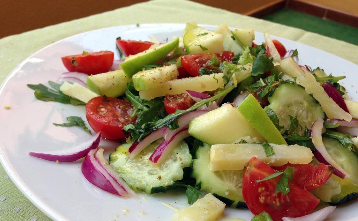 Ensalada de queso y manzana