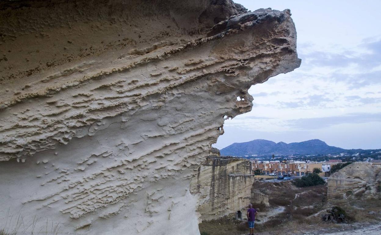 Paraje de las canteras romanas, con la ciudad al fondo. 