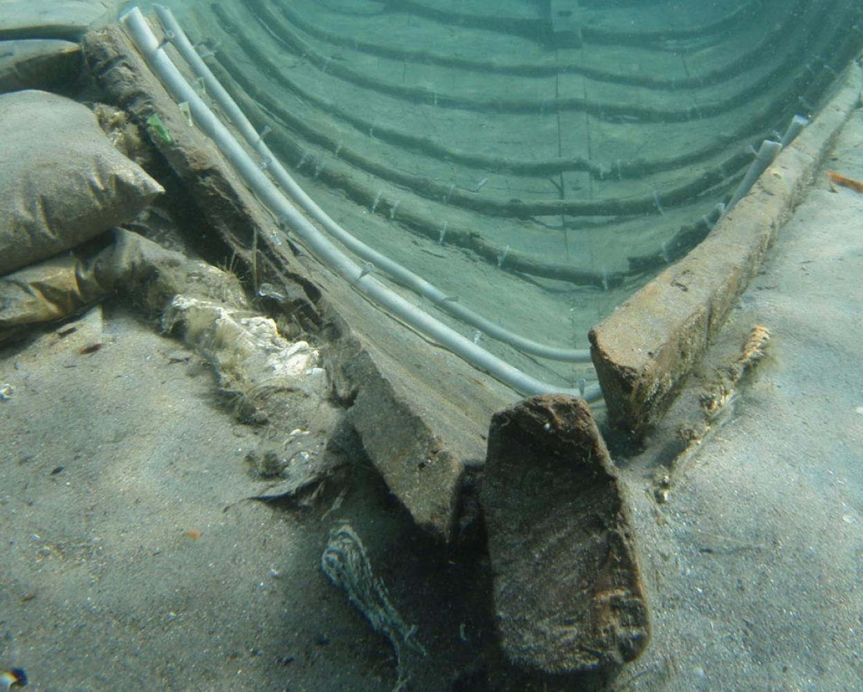 Casco del barco fenicio 'Mazarrón II', en aguas de la playa de La Isla, antes de ser protegido con un sarcófago metálico. 