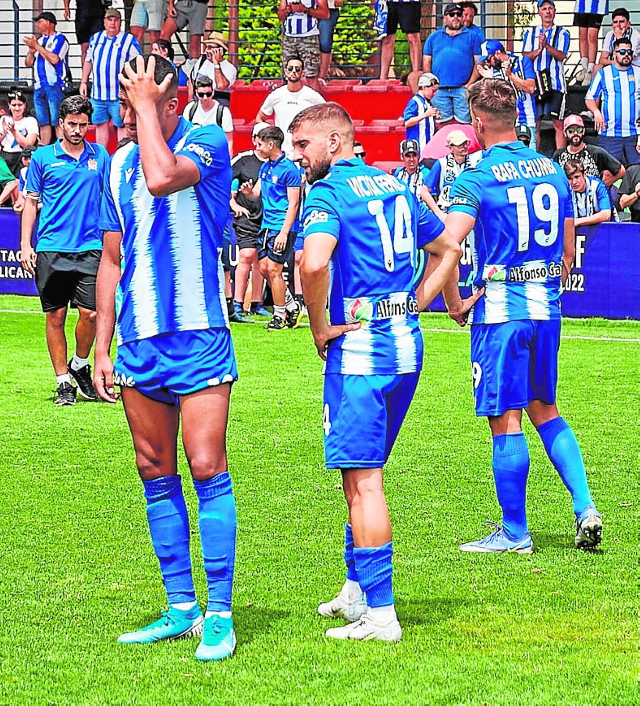 Mounir, Fenoll y Chumbi, tras consumarse el descenso. 