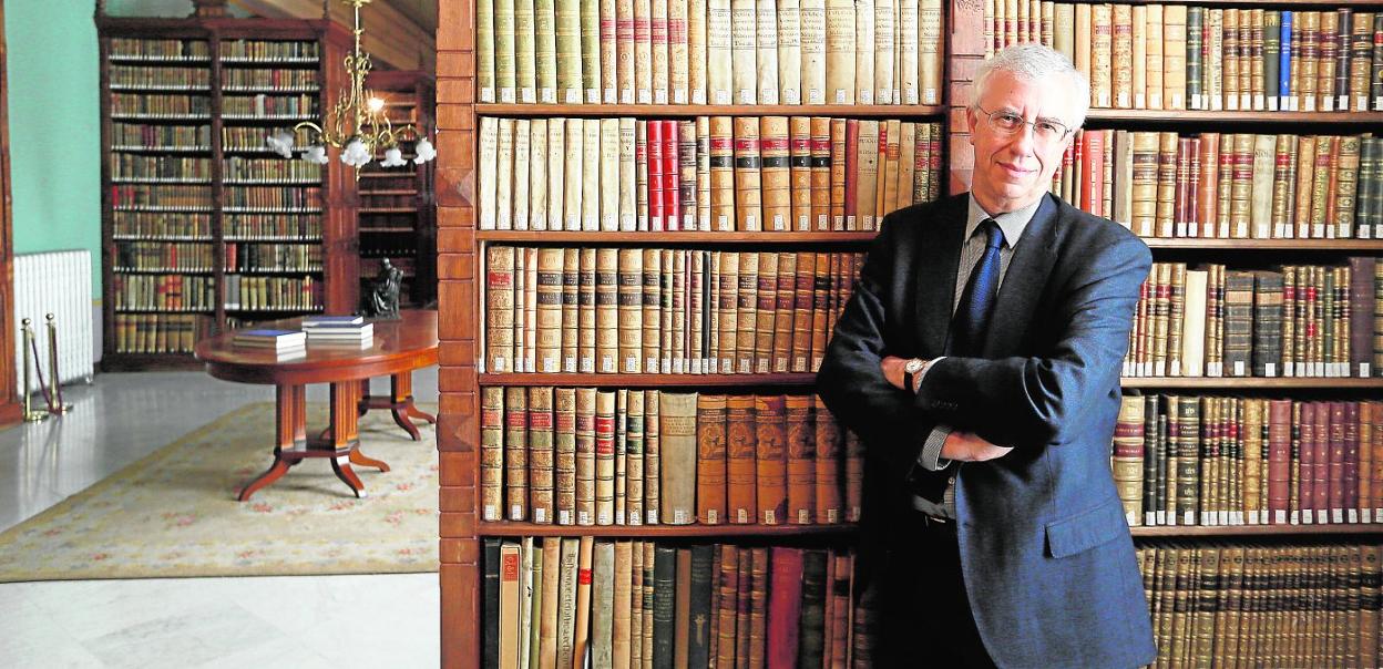 El académico e historiador de la ciencia José Manuel Sánchez Ron, en la biblioteca de la Real Academia Española (RAE). 