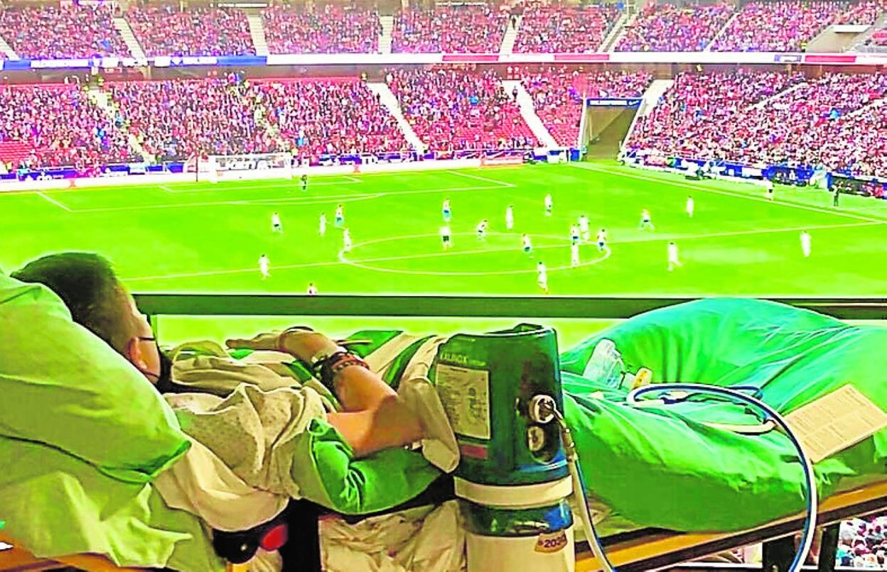 Miguel viendo un partido en el Wanda Metropolitano. 