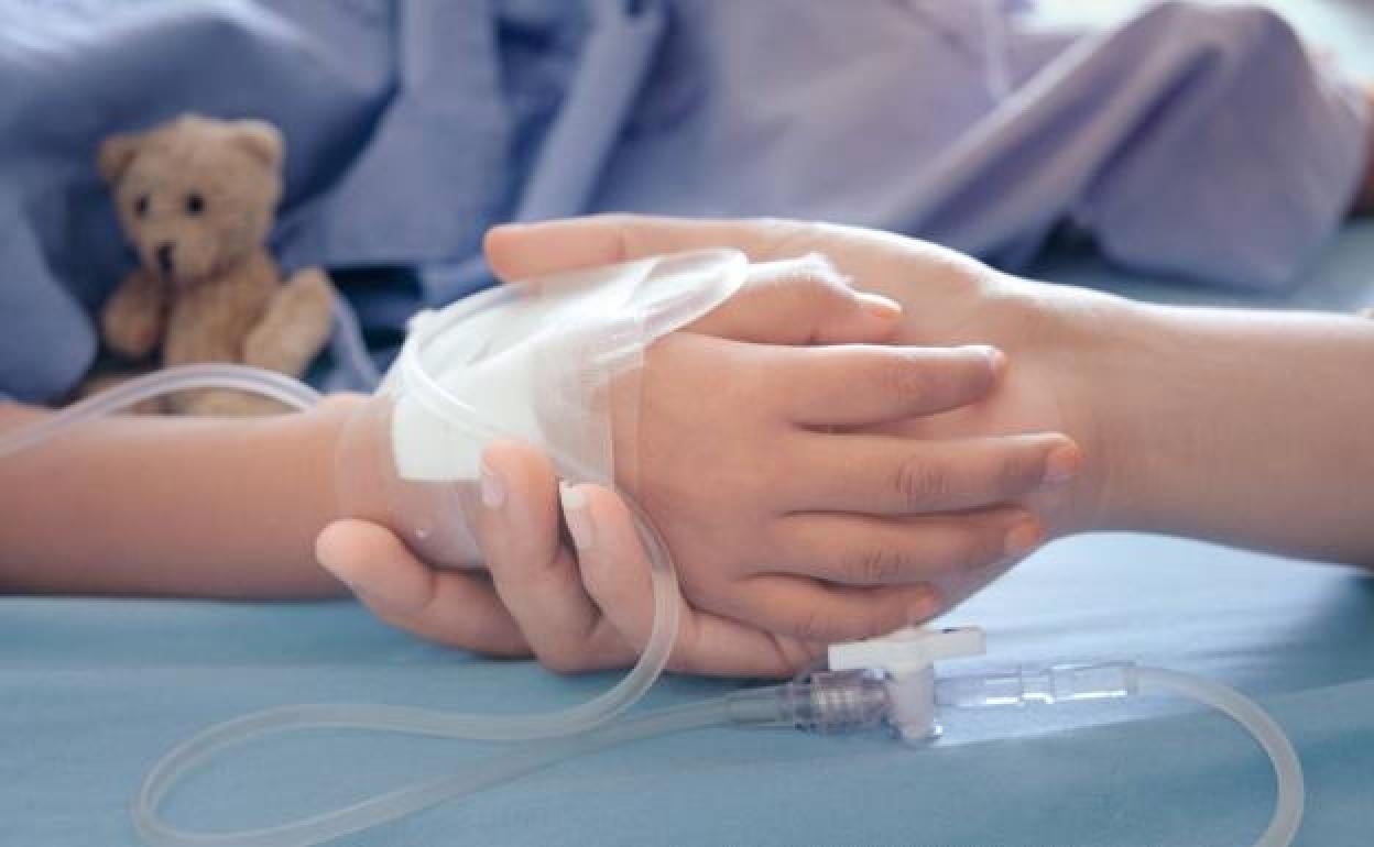 Una enfermera atiende a un niño, en una imagen de archivo.