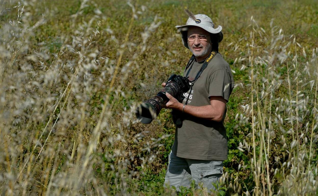 Ángel Palacios, con su cámara, en una zona de la Huerta de Murcia. 