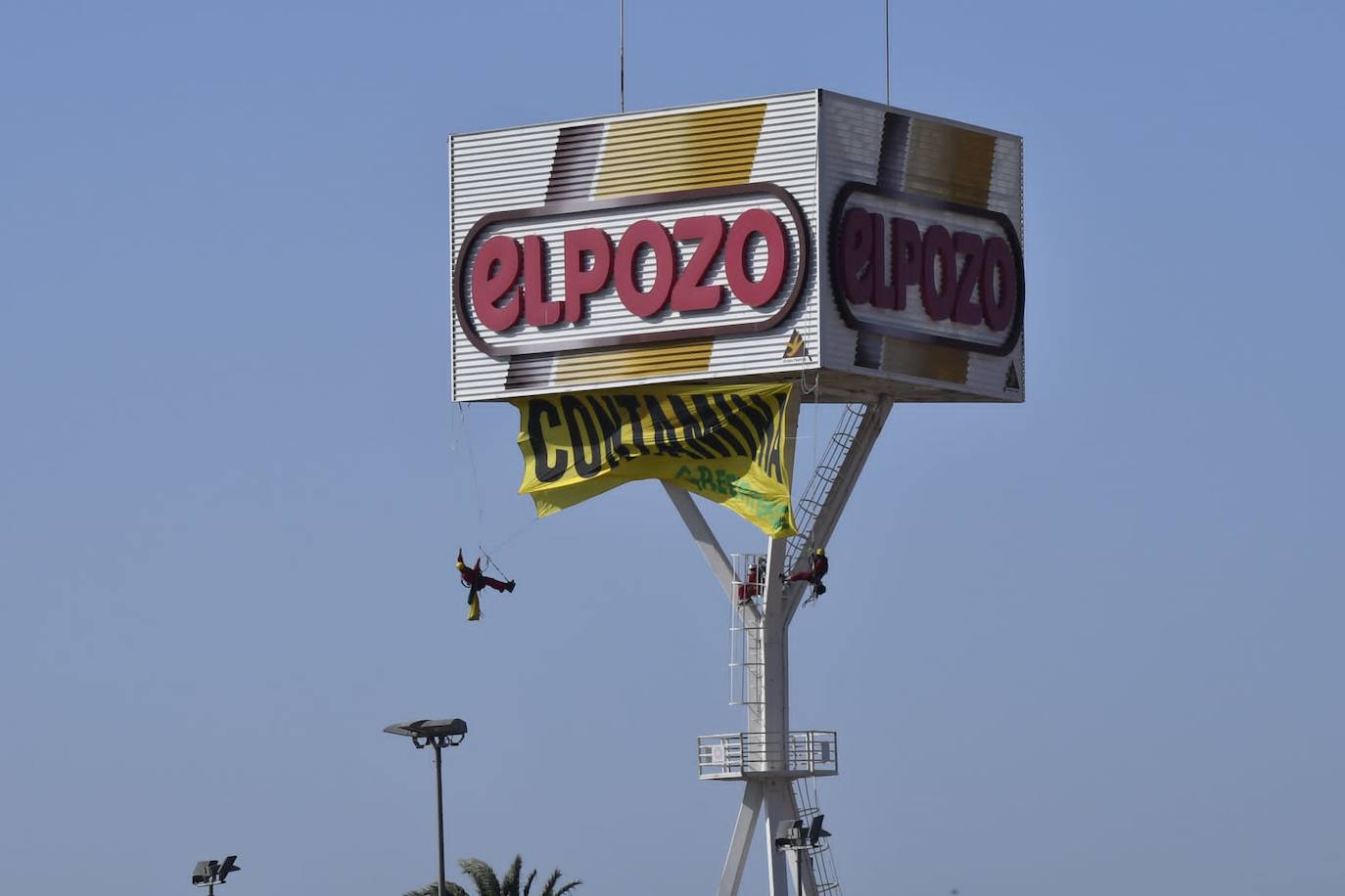 Activistas de Greenpeace cuelgan una pancarta en ElPozo. 