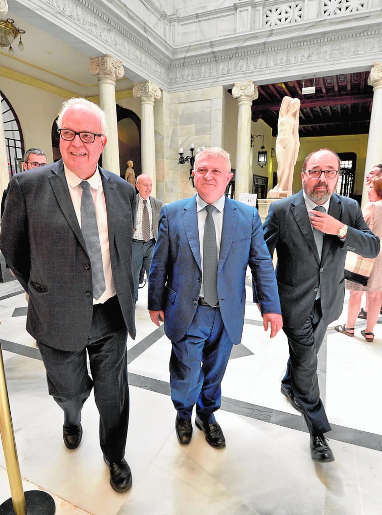 Galo Gutiérrez, José Vélez y Joaquín Hernández, ayer, en Murcia. 