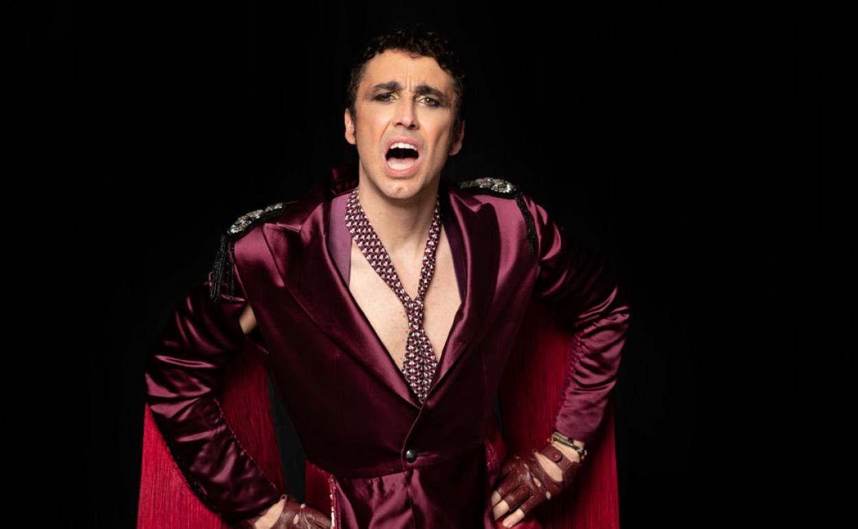 Canco Rodríguez luce su espectacular traje de maestro de ceremonias. 