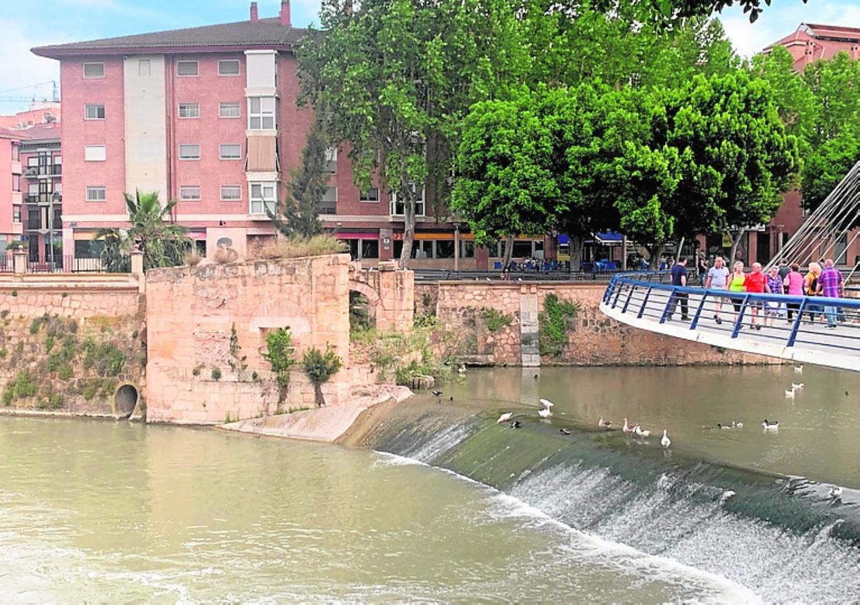 El molino, ubicado justo sobre el azud y frente a la pasarela. 