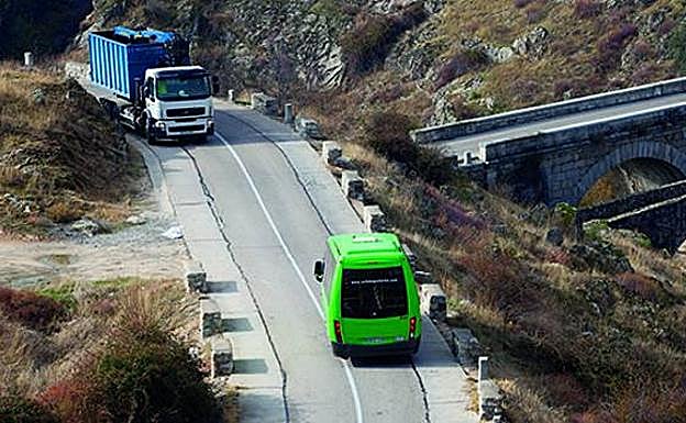 Qué coche tiene prioridad en una carretera estrecha