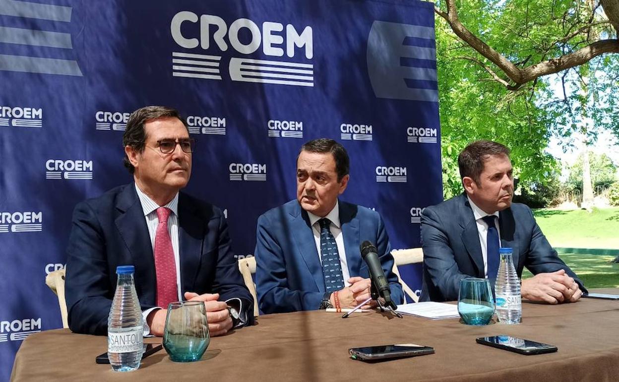 Antonio Garamendi, junto a José María Albarracín, este viernes en la asamblea general de Croem. 