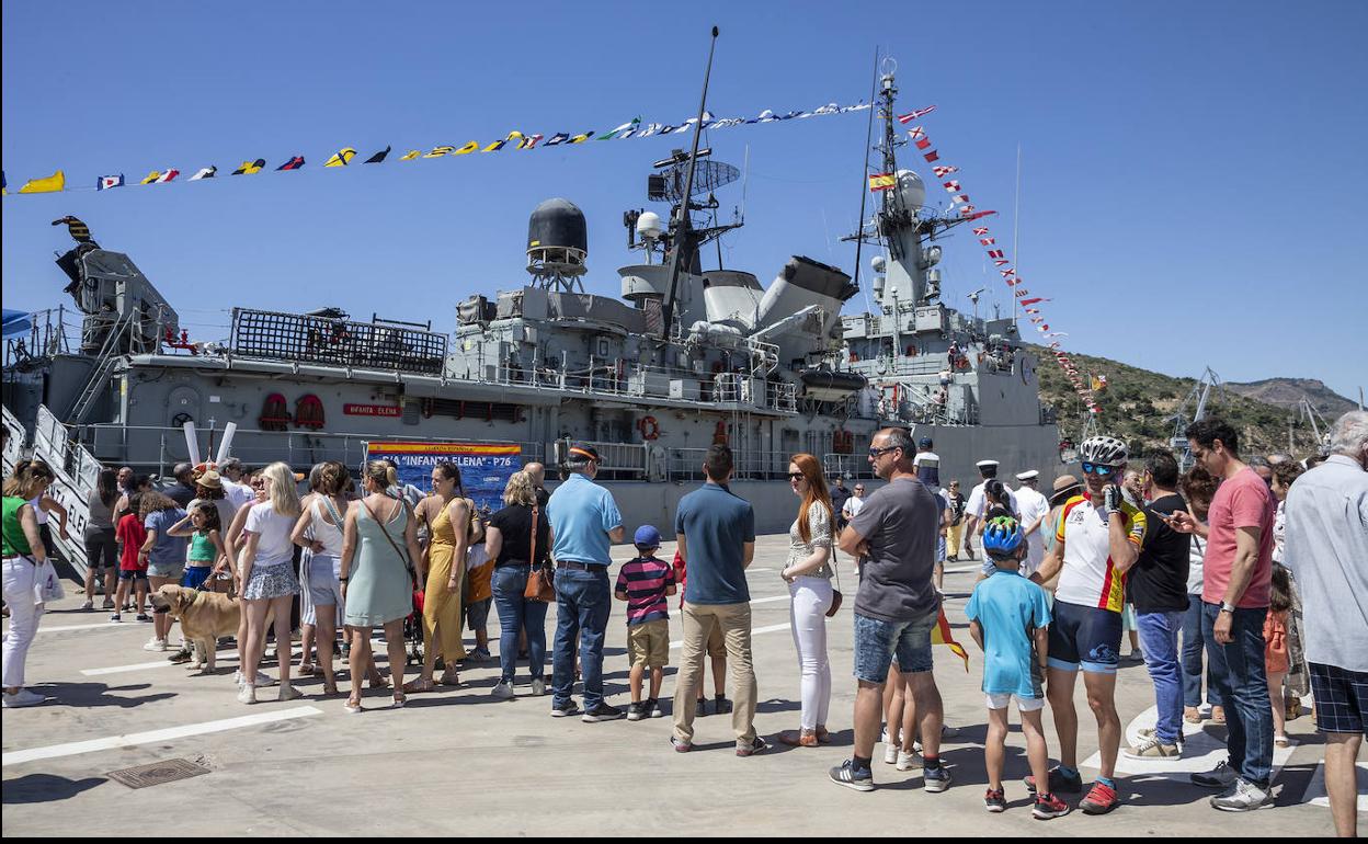 Cola de personas esperando para acceder a la patrullera 'Infanta Elena', este sábado, en Cartagena. 