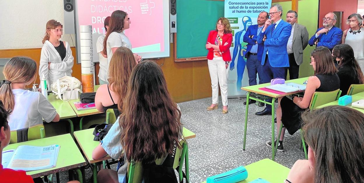 Los consejeros de Educación y Salud, María Isabel Campuzano y Juan José Pedreño, ayer, en el IES Alfonso X, en Murcia. 