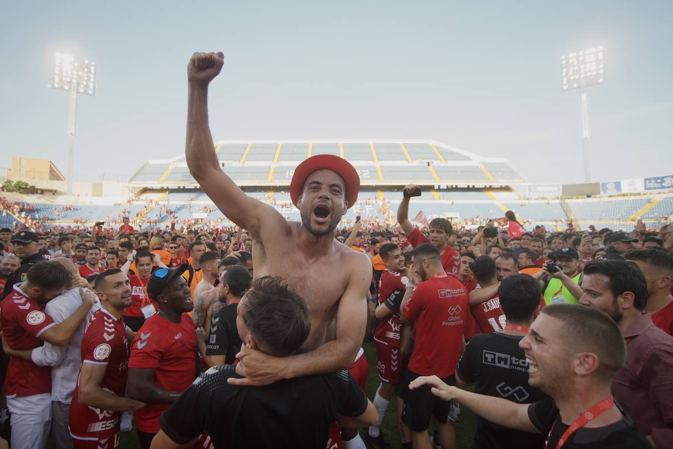 Fotos: La celebración del ascenso del Real Murcia tras el partido, en imágenes