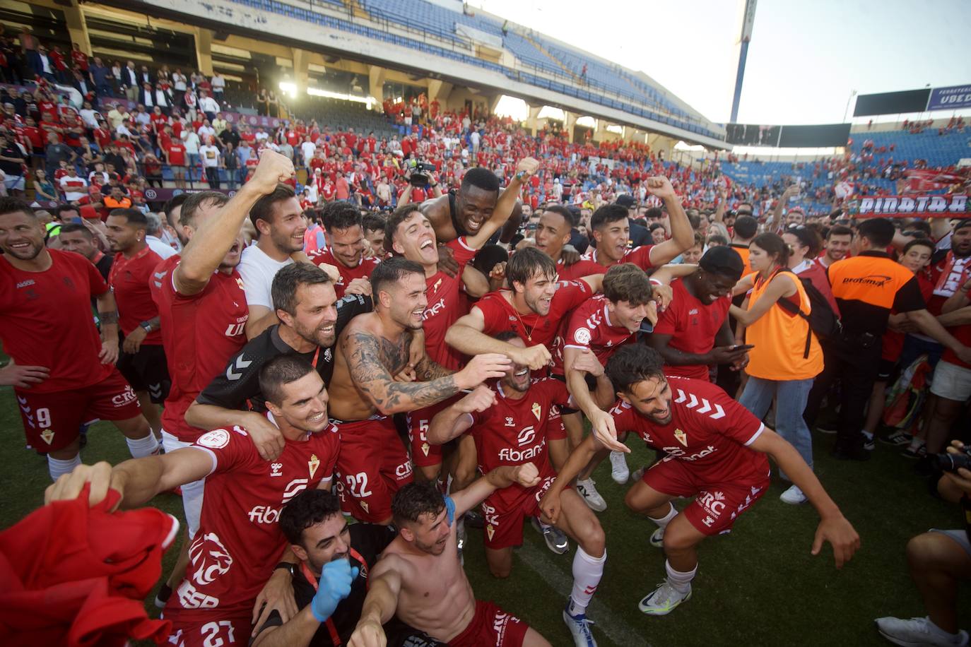 Fotos: La celebración del ascenso del Real Murcia tras el partido, en imágenes